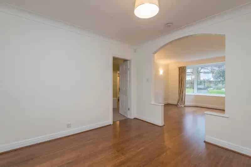 Spacious Family Home with Modern Kitchen and Large Garden