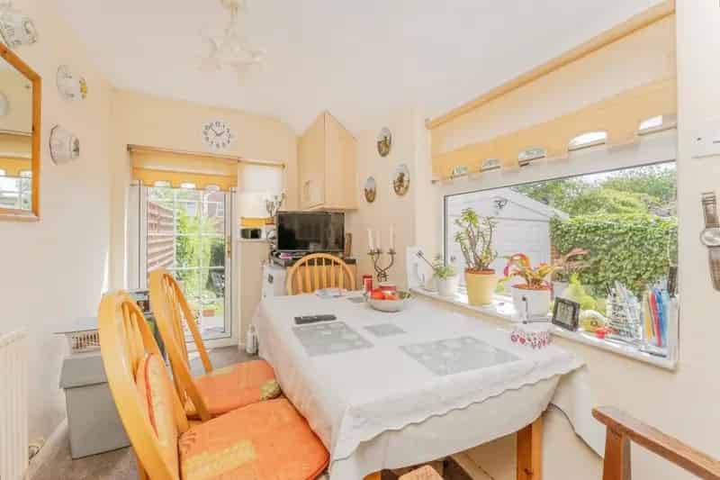 2 Bed Semi Detached House With Garage and Garden