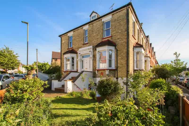 2 Bedroom Maisonette House to Rent Near Shops and Station