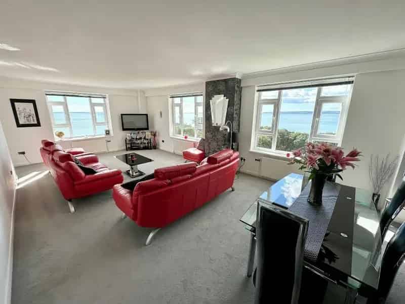 2 Bedroom Apartment with Sea Views and Secure Parking