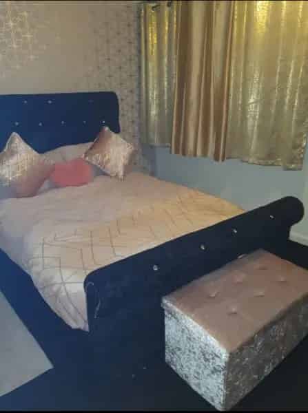2 Bedroom Maisonette Near Shops and Train Station