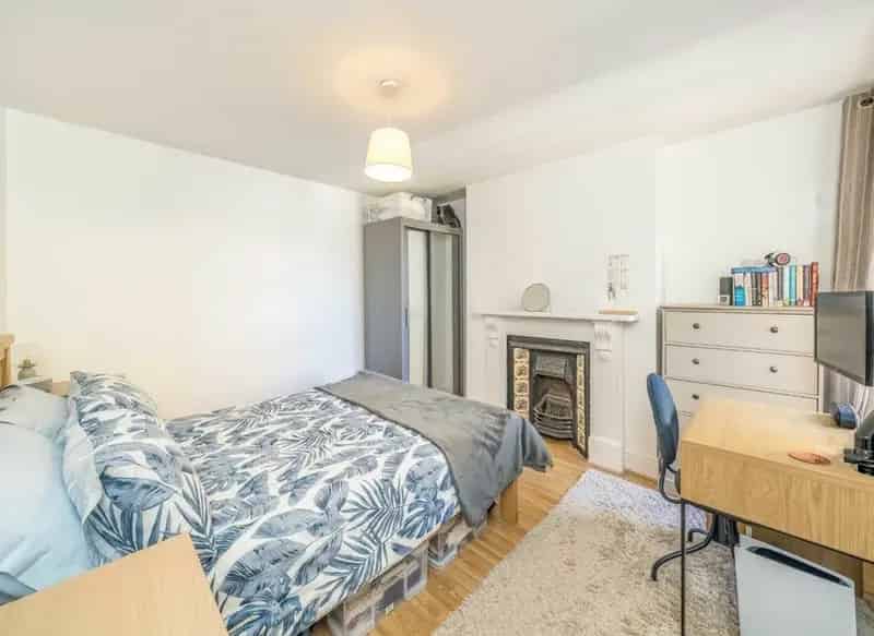 One Bedroom Victorian Flat First Floor Open Plan