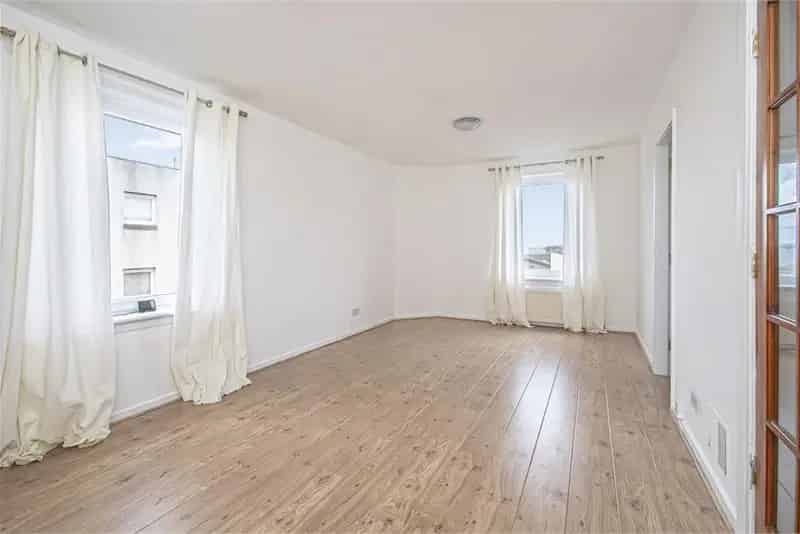 2 Bed Flat First Floor with 1 Reception Room