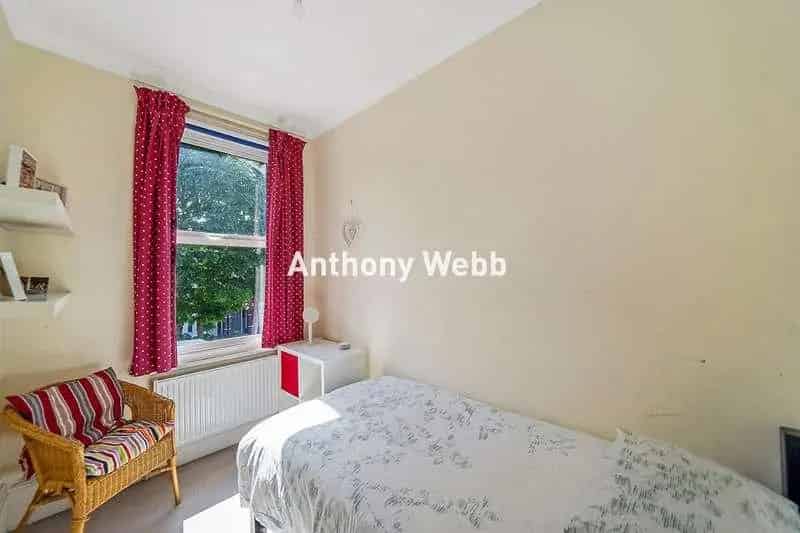 6 bed house for sale