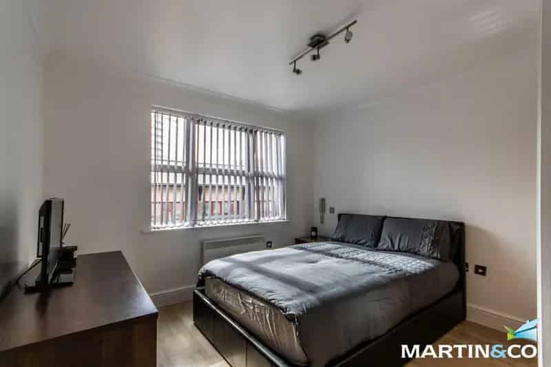 1 Bedroom Apartment with City Views and Balcony