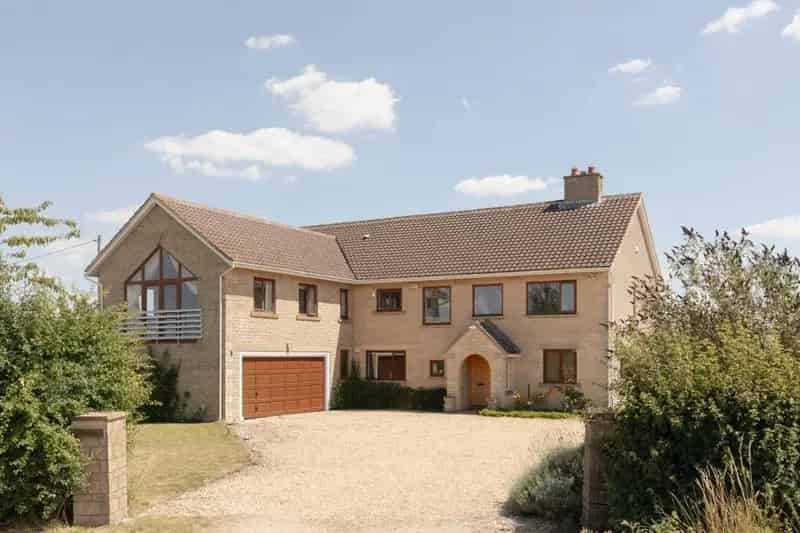 6 Bedroom Detached House for Sale Chain Free