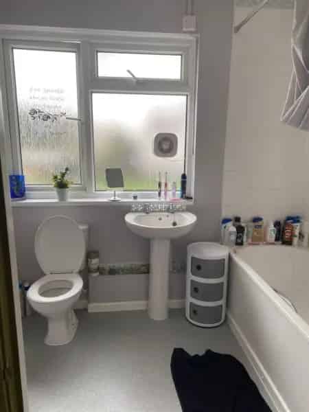 Large 3 Bedroom House with Garden and Parking