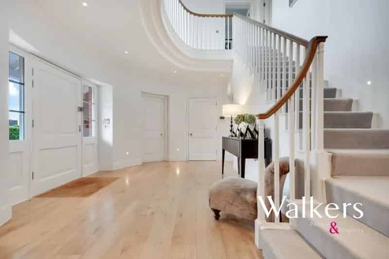 6 Bedroom Detached House for Sale in Hutton Mount