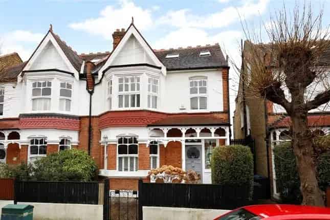 Semi-Detached House for Sale in Wimbledon SW20