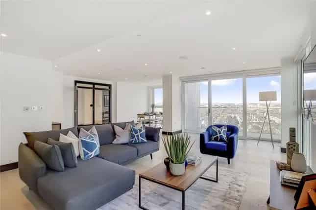 3 Bedroom Apartment Hammersmith Parking Skyline Views Gym Concierge