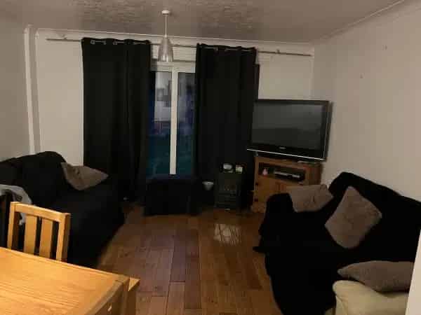 2 Bedroom End of Terrace House with Side Access