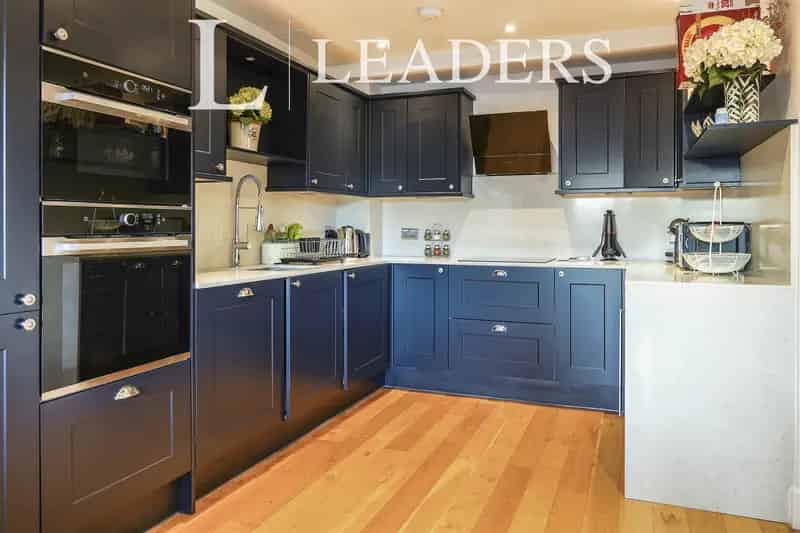 Contemporary 2-Bedroom Duplex with Dual Balconies Near Clapham