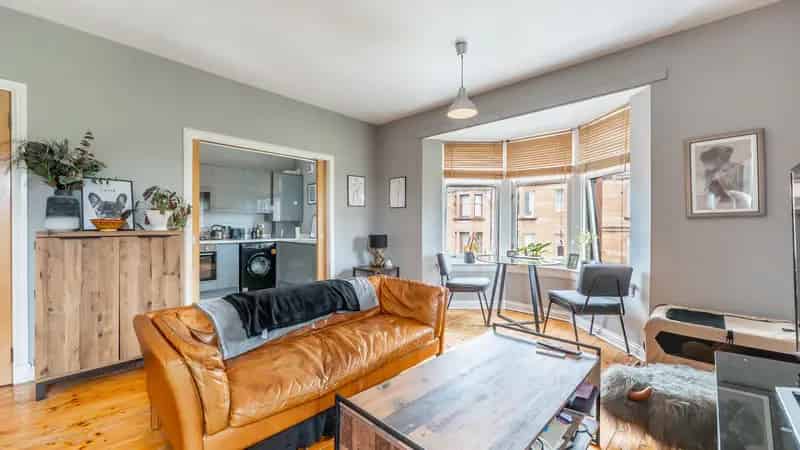 Spacious Top Floor One Bedroom Flat Near Partick