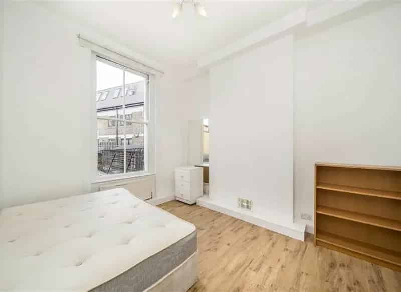 Spacious Georgian Conversion 1000+ sq ft - 4 Beds, 2 Baths