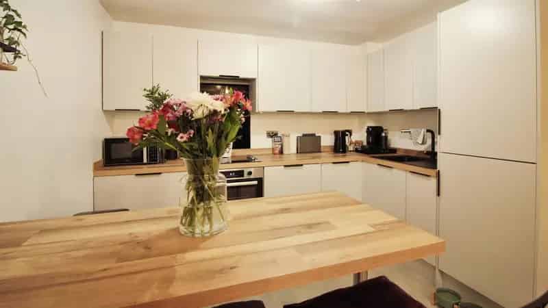 2 Bedroom Apartment House to Rent Top Floor Parking Great Location