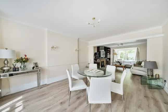 4-Bedroom Detached House for Sale East Finchley N2