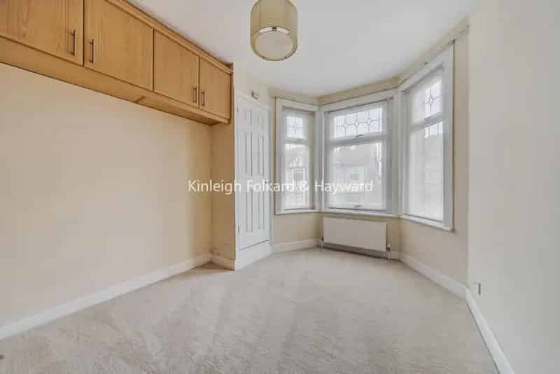 One Bedroom Freehold House with Private Parking - Chain Free