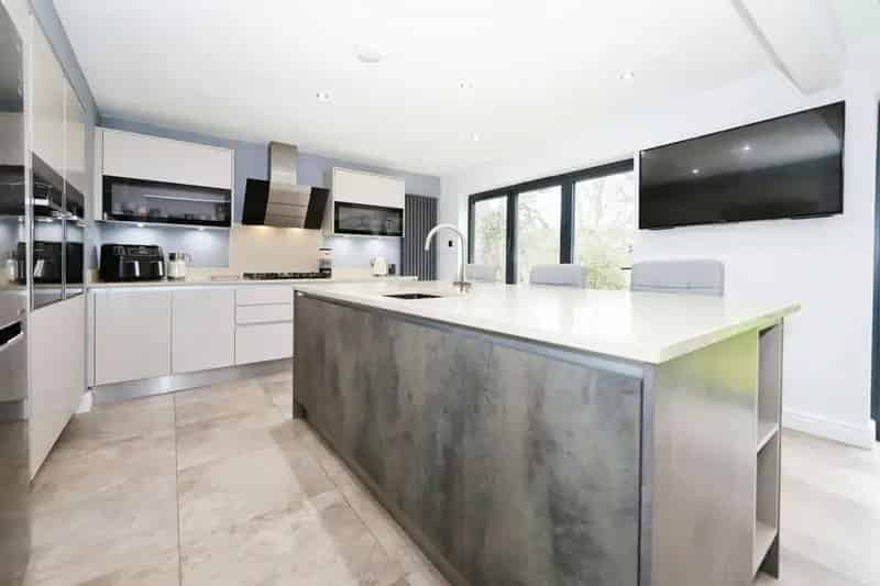 5 Bedroom Family Home with Games Room and Garage