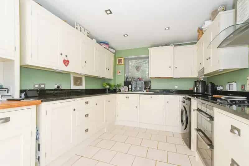 3 Bed End Terrace House with Log Burner and Garden