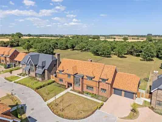 5 Bedroom Family Home with 0.95 Acre Garden