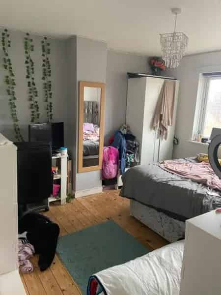 3 Bed Semi Detached House Large Garden