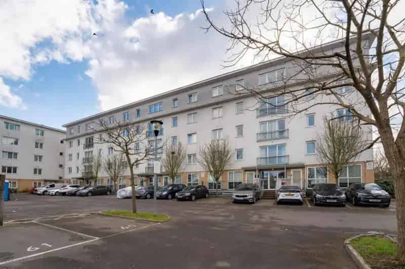 1 Bedroom Flat Canalside Gardens For Sale No Onward Chain