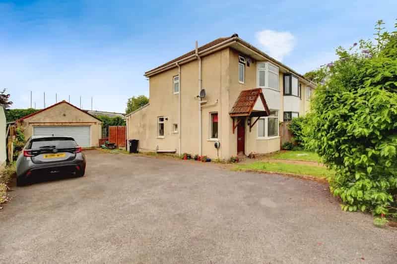 Spacious 3-Bed House with Double Garage and Potential to Extend