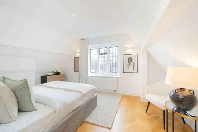 Grade II Listed House for Sale near Chelsea Green