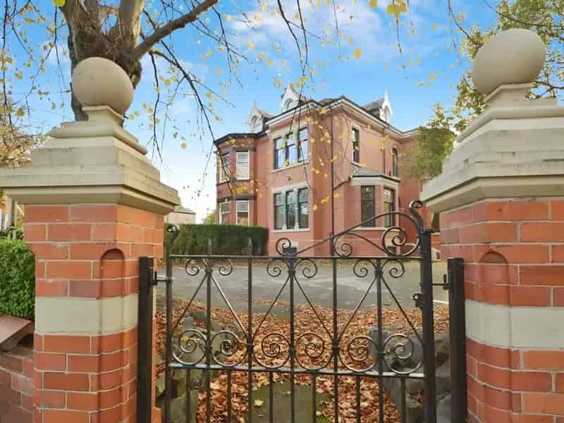 2 Bedroom Penthouse Apartment Davenport Cheshire SK2
