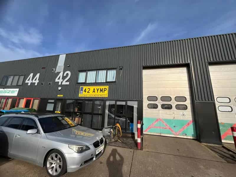 Industrial Unit Aylesbury 2870 sq ft Modern Warehouse CCTV Parking