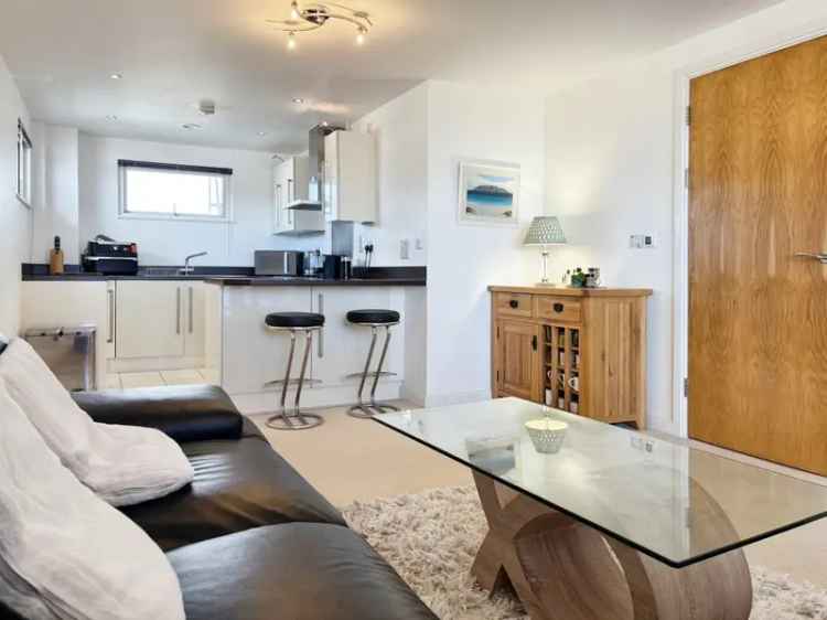 Seafront 1 Bedroom Flat to Let Parking Available