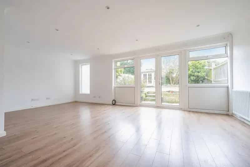 Three Double Bedroom Mid Century House Near Village High Street