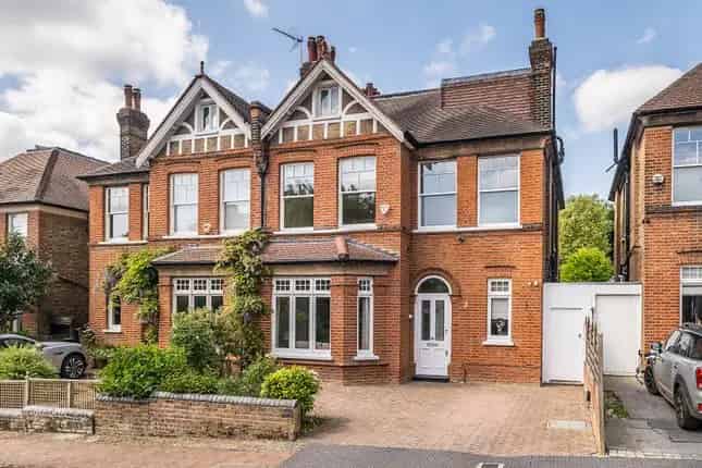 Semi Detached House for Sale in London