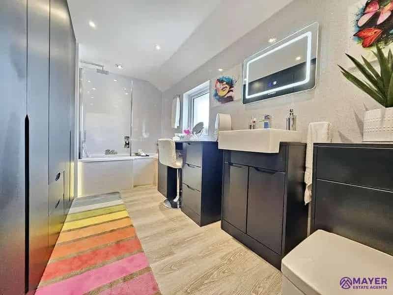 4 bed house for sale