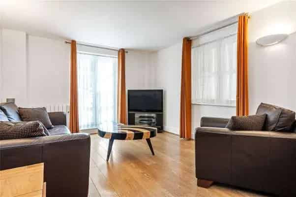 Spacious 2-Bed Flat Islington 900 Sq Ft Modern Kitchen En Suite Parking