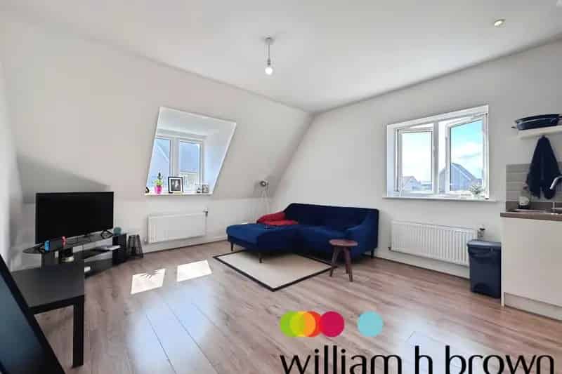 Immaculate One Bedroom Flat To Let With Parking