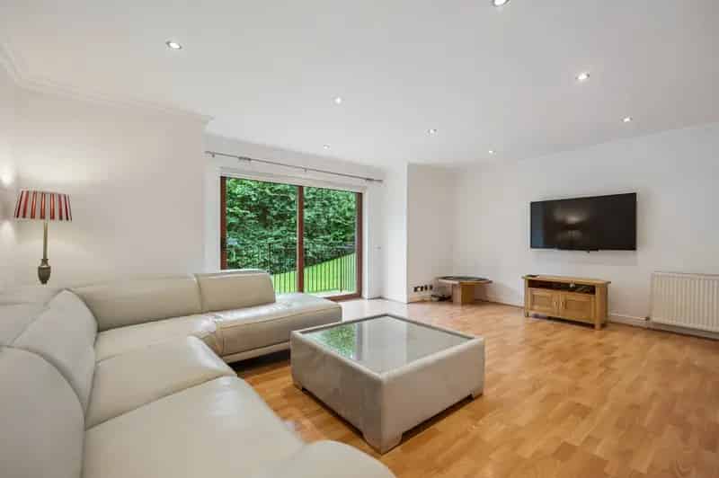 2 Bed Furnished Apartment Bearsden Available Now