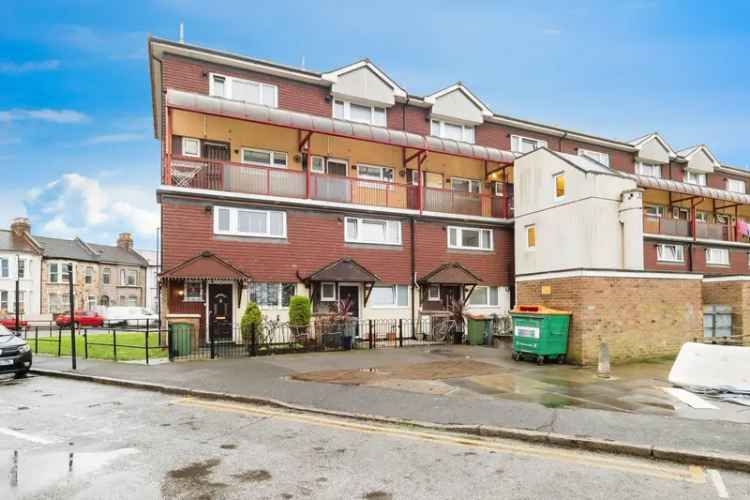 2/3 Bed Split Level Apartment near Westfield