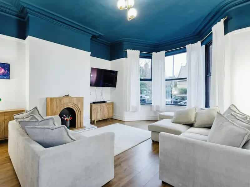 6 Bedroom Terraced House with Garden and Garage Leasehold