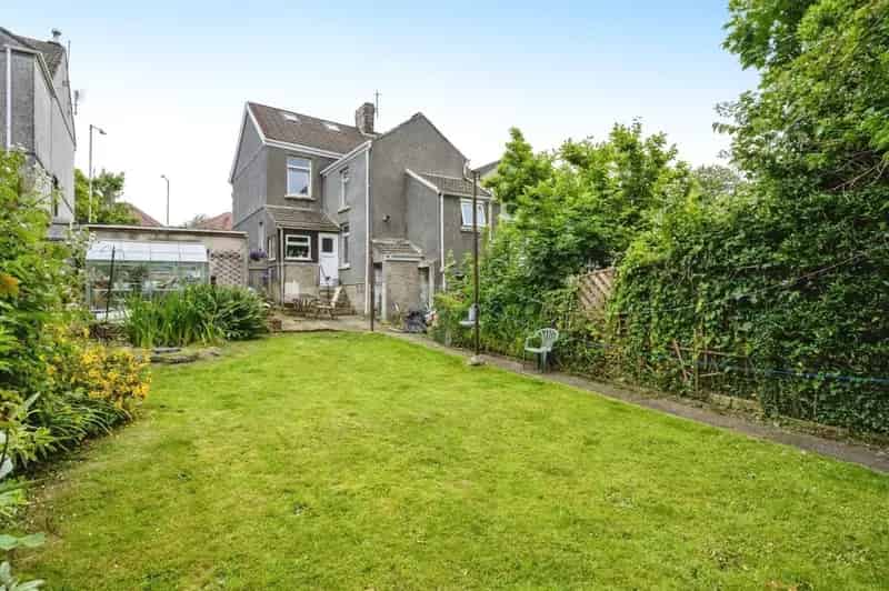 3 Bedroom Semi-Detached House Fforestfach Swansea