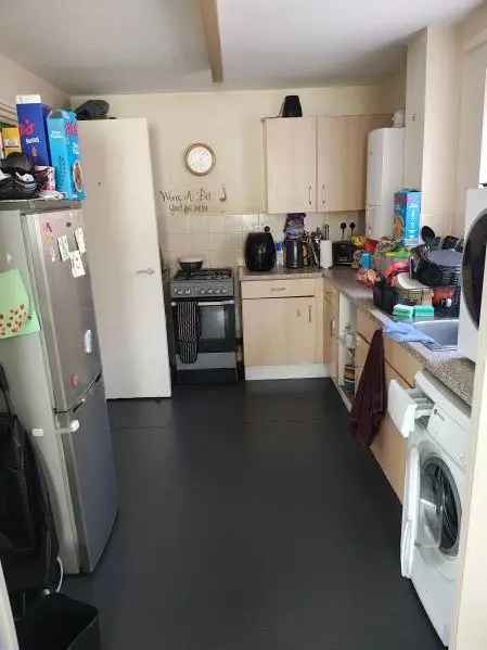 Spacious 2 Bedroom Chinatown Flat with Play Area