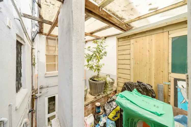 Portobello Road Living: Boutique Shops, Cafes, Market & Green Spaces