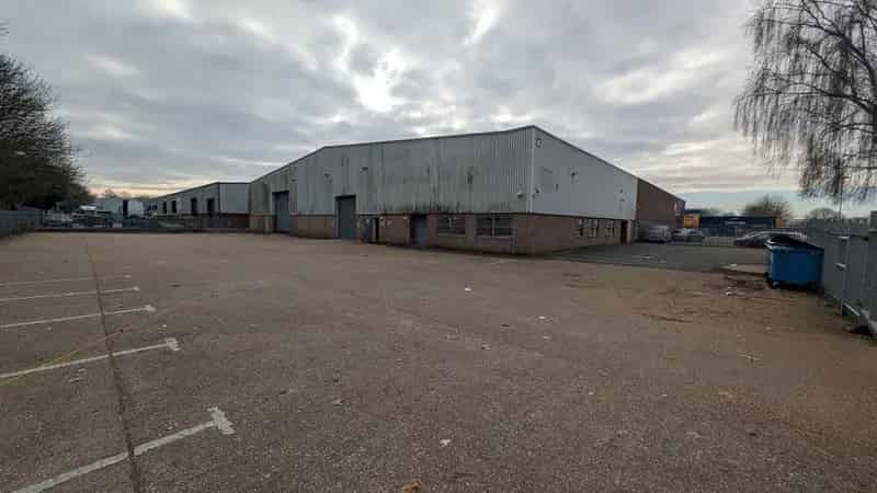 Semi Detached Warehouse Unit To Let