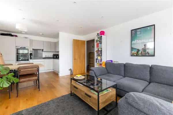 High Spec 2-Bed Apartment Near High Street - Superb Location