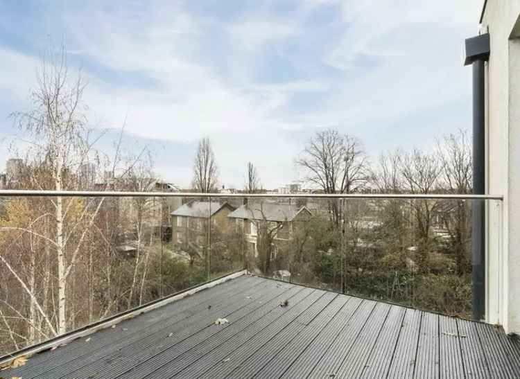 Flat For Sale in 48, Ladywell Road, London, England