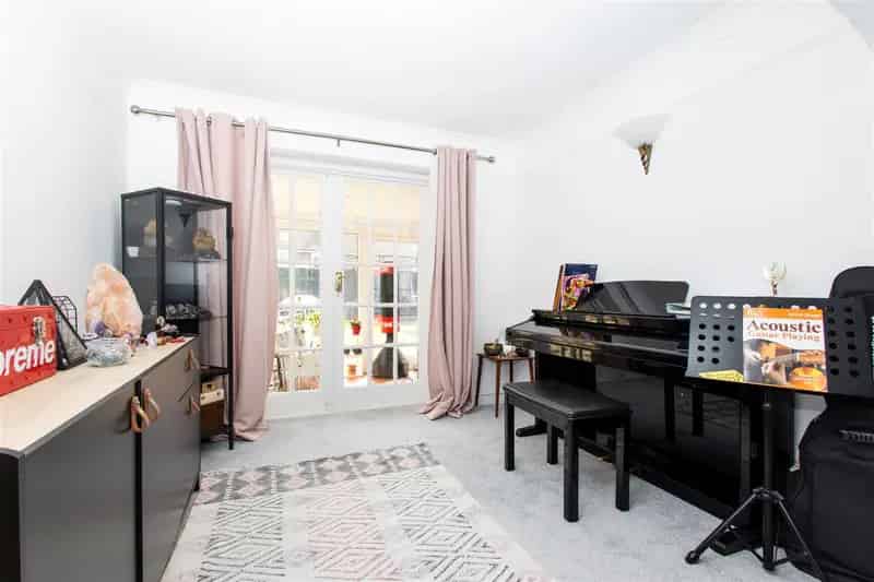 4 Bedroom Detached House to Rent