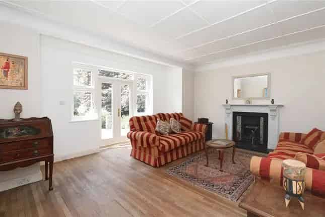 Detached House for Sale in Wimbledon SW20