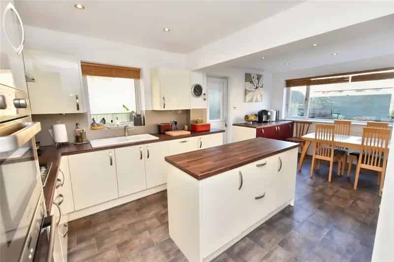 Four Bedroom Detached House Horsforth