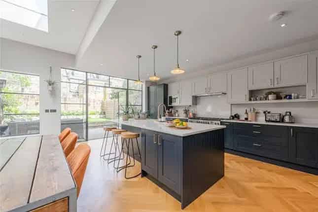 4 Double Bedroom House in Kempe Road NW6