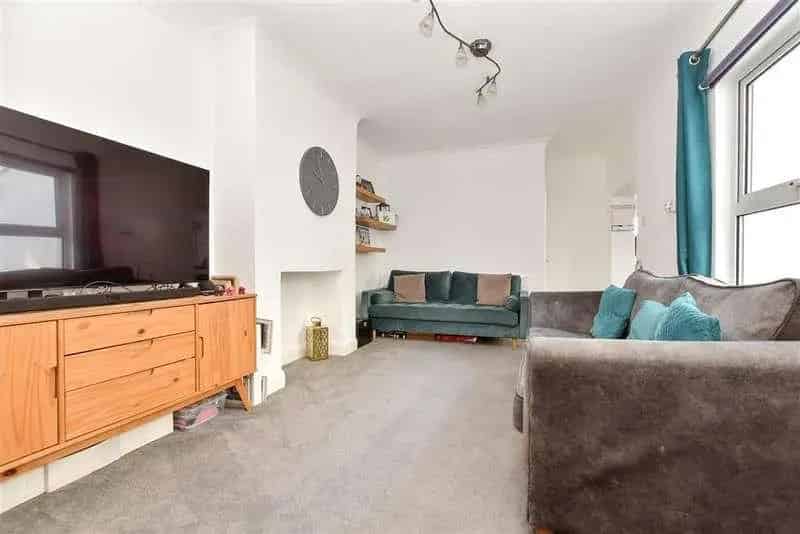 2 Bed Flat for Sale Ample Storage Private Garden Driveway Parking